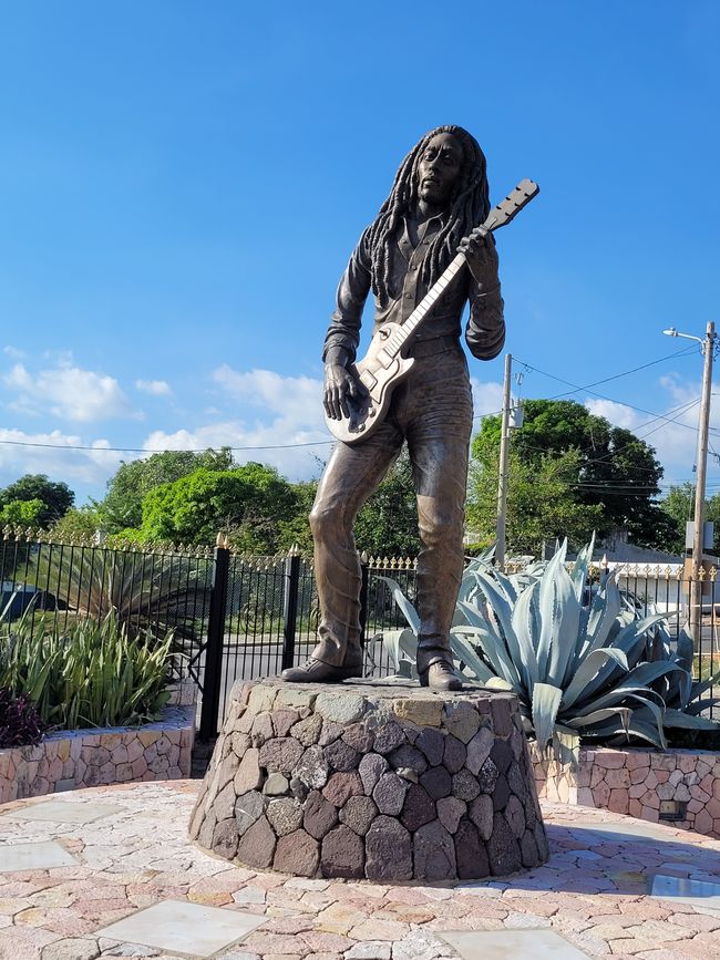 Bob Marley Statue vor dem Nationalstadion