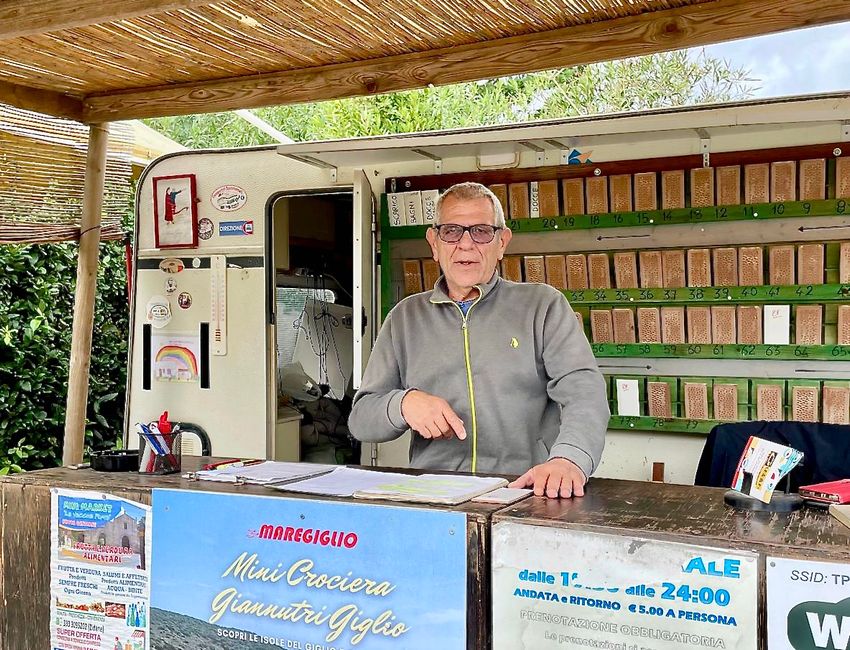 Livio ist das Herz und die Seele dieses Stellplatzes. Er hat uns heute zum Fühstück frische Brötchen und Croissants bersorgt.