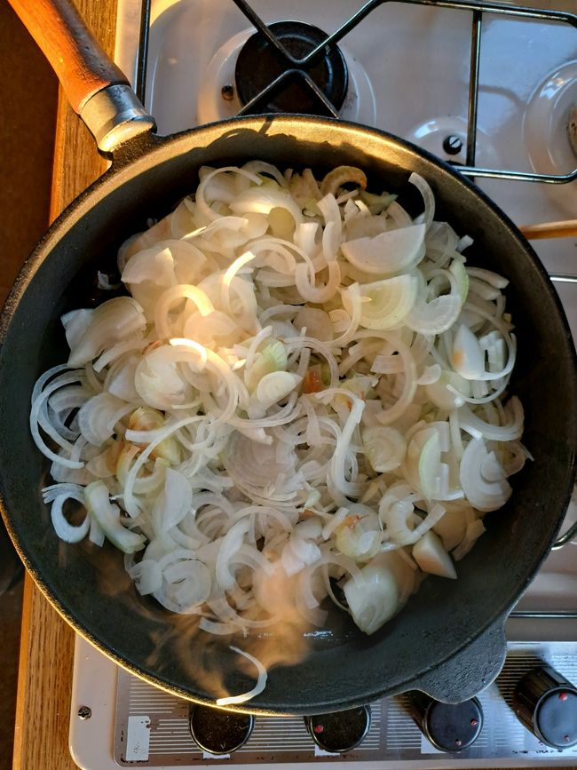 Alles in die Pfanne und schön langsam gut dünsten.