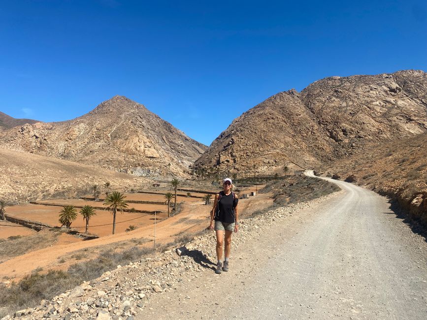 A little hike and scrambling tour - we feel like we're in Morocco