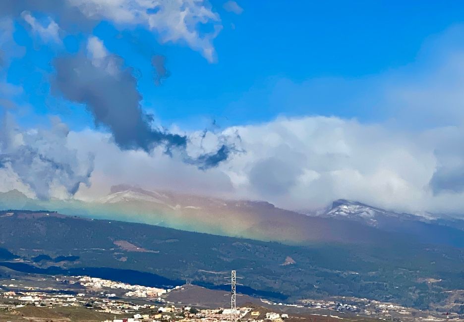 Schneeschauer ziehen über den Teide hinweg - ein paar Tage später stapfen wir dort durch den Schnee