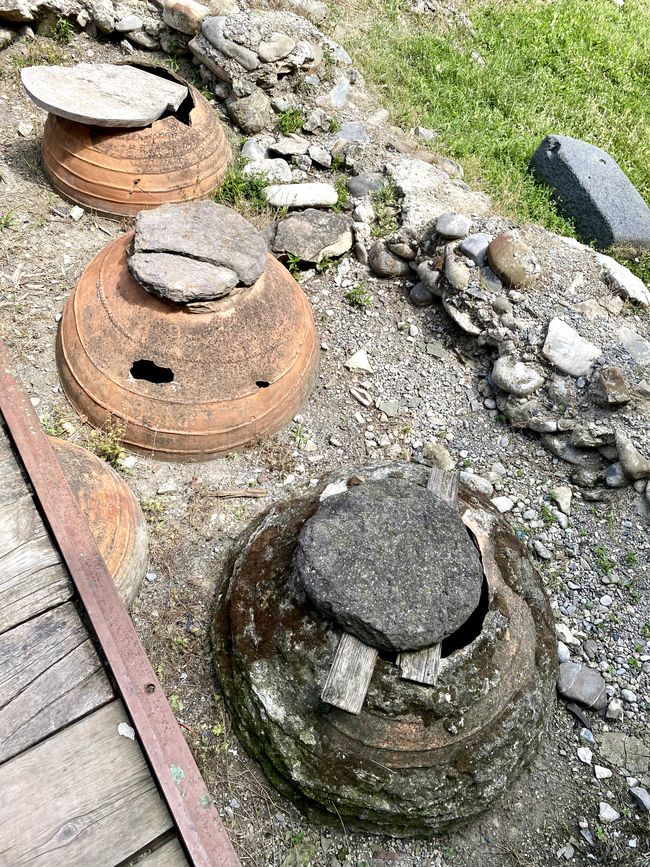 Antike Qvevri-Amphoren in Mzcheta