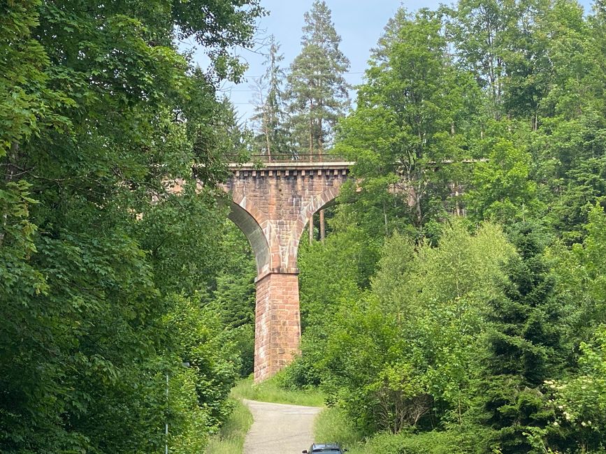 In der Nähe dieses Viadukts warteten wir sehr lange auf den Bus