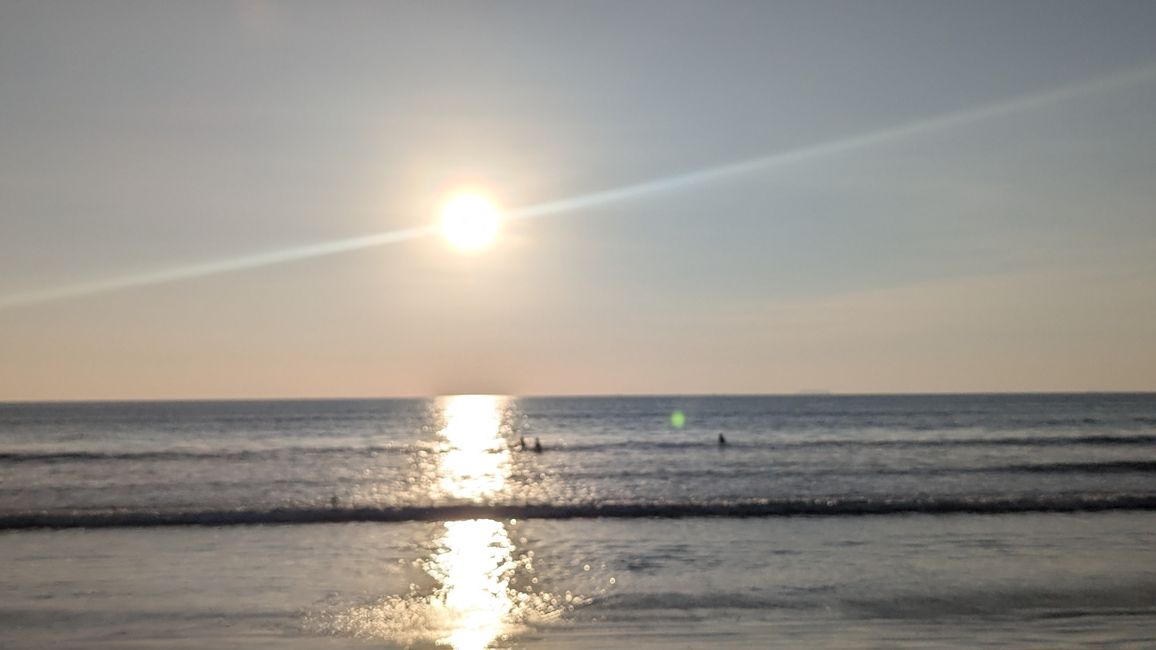 Pools und Strandliegen