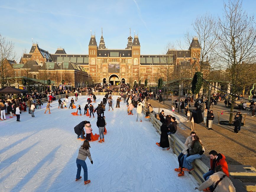 Auf dem Museumplein kann man nebenan auch Schlittschuhlaufen