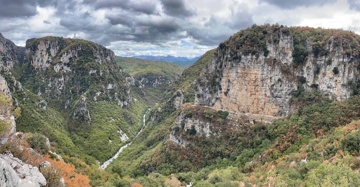 Blick vom Paraskevi-Kloster in die Vikos-Schlucht