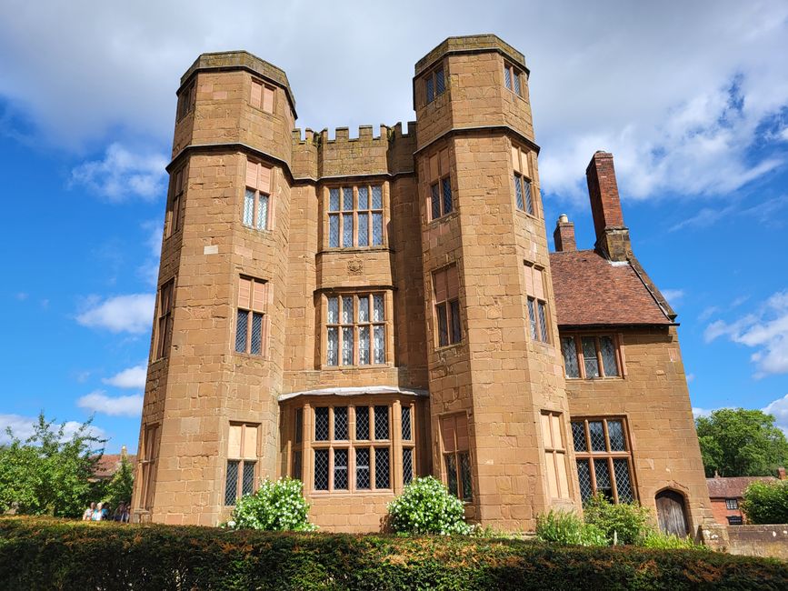 Leicester's Gatehouse