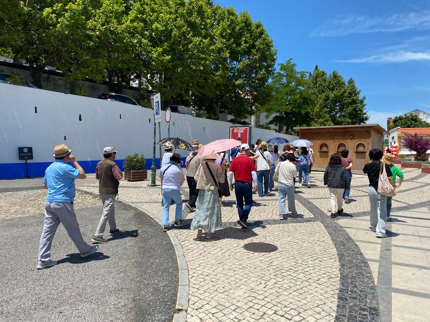 Woran erkennt man die portugiesischen Touristenhighlights? An der allgegenwärtigen chinesischen Reisegruppe mit Schirm und Mundschutz!