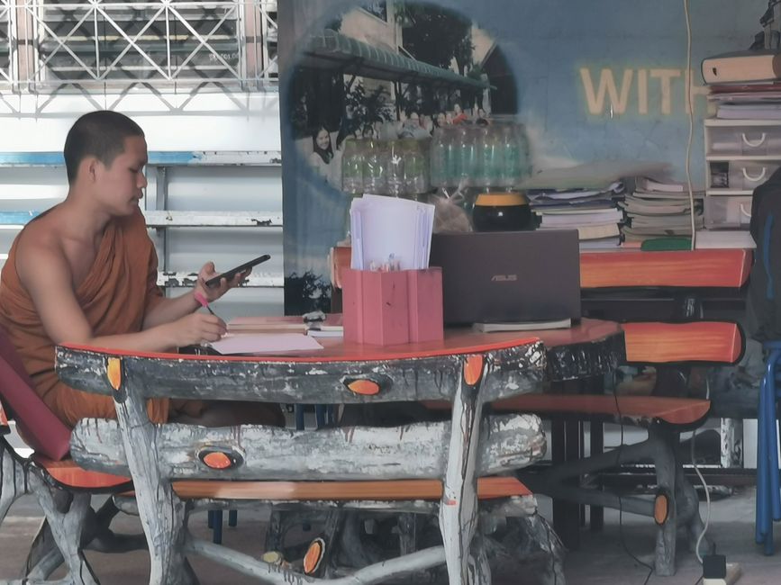 Mönch im Buddhismus-Studium ... Aber auch hier wird während des Studiums immer wieder am Handy rumgedattelt ...