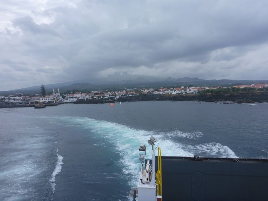 Die Fähre legt in Madalena ab