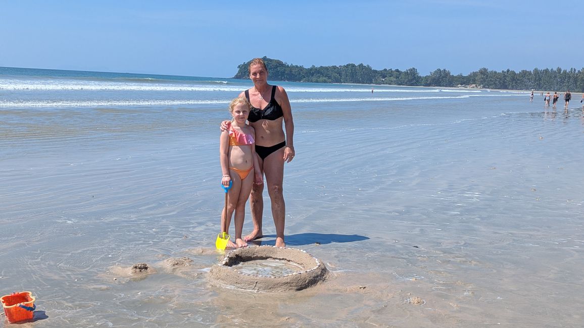 Pools und Strandliegen