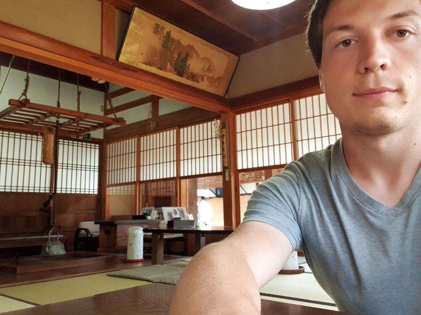 Ich in einem der alten Häuser in Ouchi-juku beim Warten auf Negi Soba