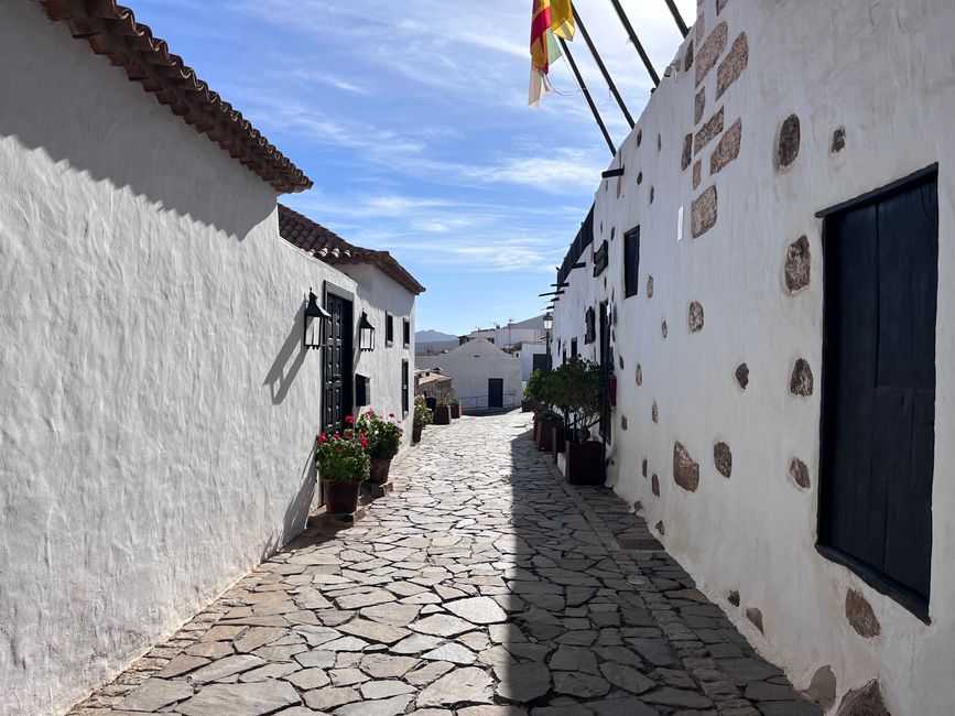 Malerische Gassen in der typischen Bauweise von Fuerte (und Lanzarote)