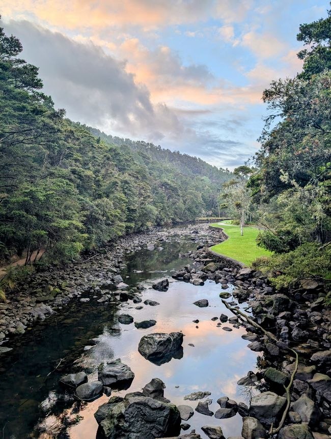 Whangarei -  Hundertwasser und Wasserfall