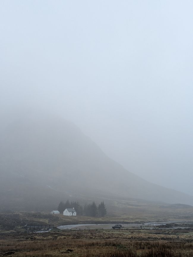 Das berühmteste der weißes Cottages? Leider nur im Regennebel heute.