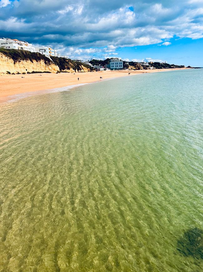 Ein Tag am Meer: Strandspaziergang in Albufeira