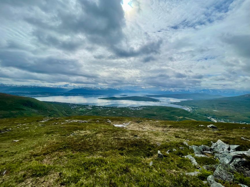 Mittig liegt Håkøy, linksseitig sieht man Tromsø