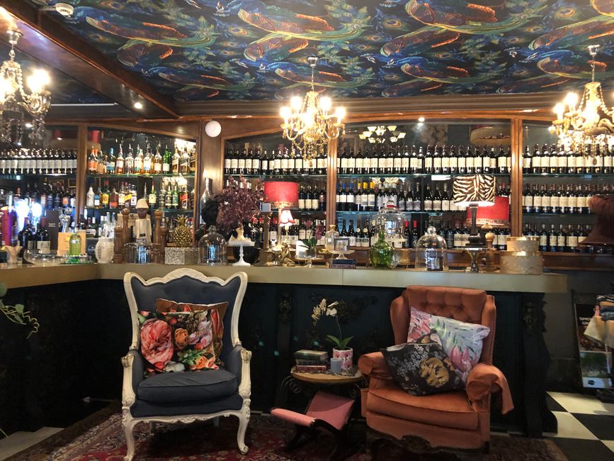 Nel ristorante Simon's