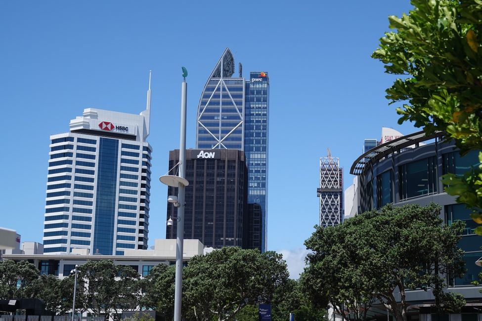 Rivage du port et skyline d'Auckland ....