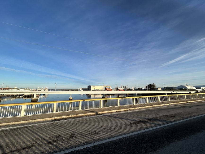 Fahrt über die Brücke die den Fluss Boco quert