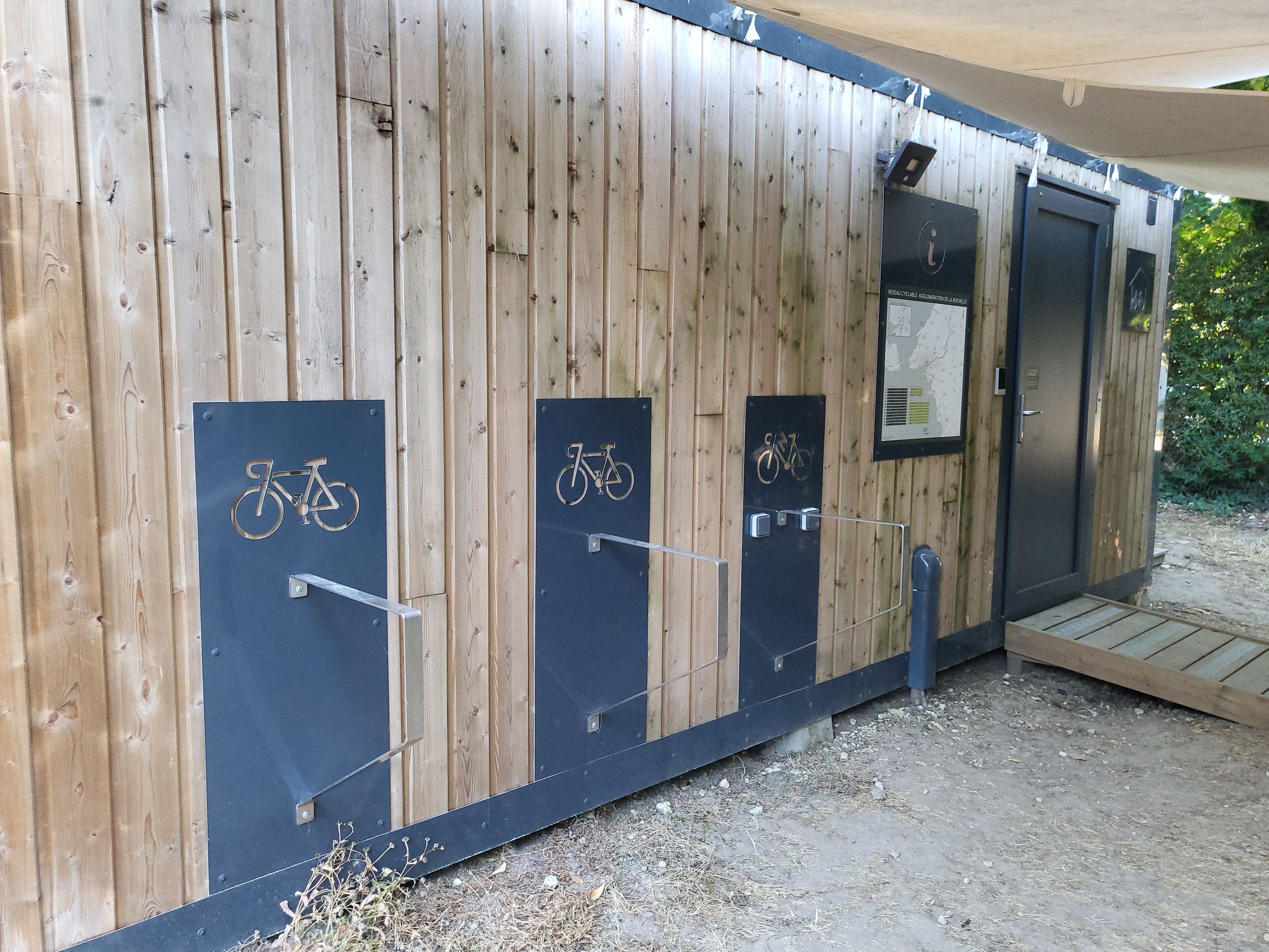Les supports à vélos pour attacher les vélos sont malheureusement vissés.