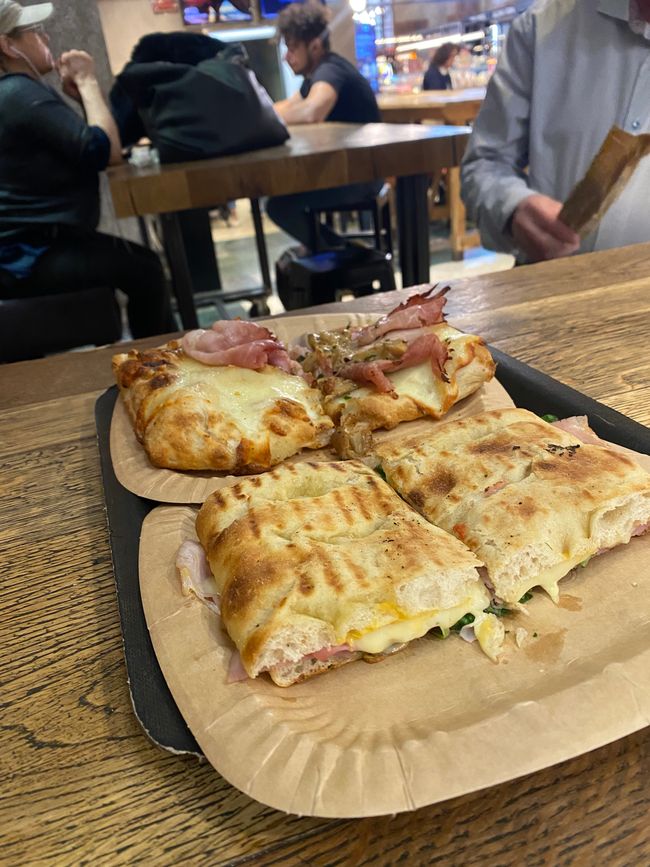 Focaccia e pizza. Pranziamo.