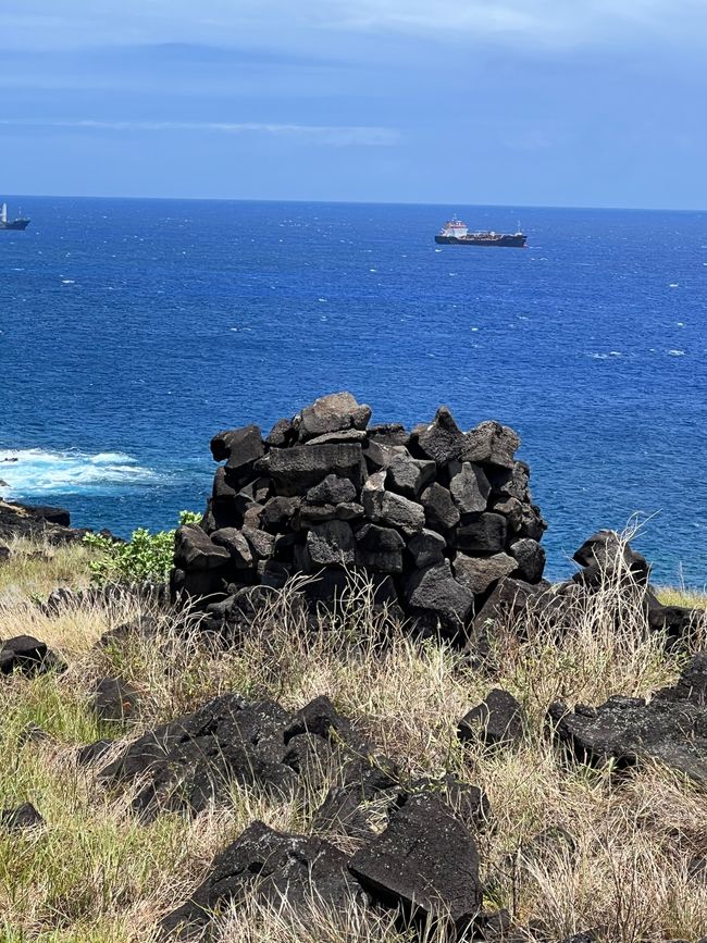 È ancora facile trovarli: queste sono le marcature dei confini delle 10 tribù, che si estendono sull'isola in 9 linee da nord a sud. Si dice che ci fosse anche un'unica tribù nel centro dell'isola senza accesso alla costa