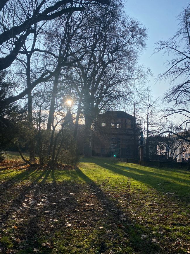 Die Sonne blitzt kurz über dem Schlossturm auf