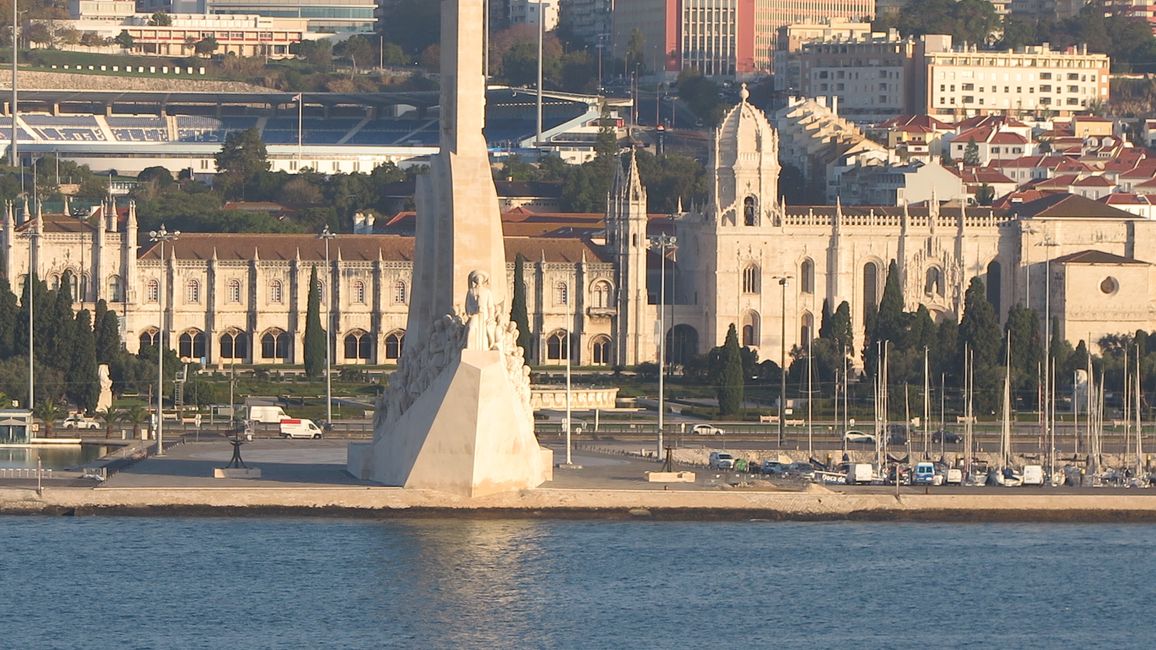 Das Denkmal der Entdeckungen in Lissabon, im Hintergrund das Mosteiro dos Jerónimos.