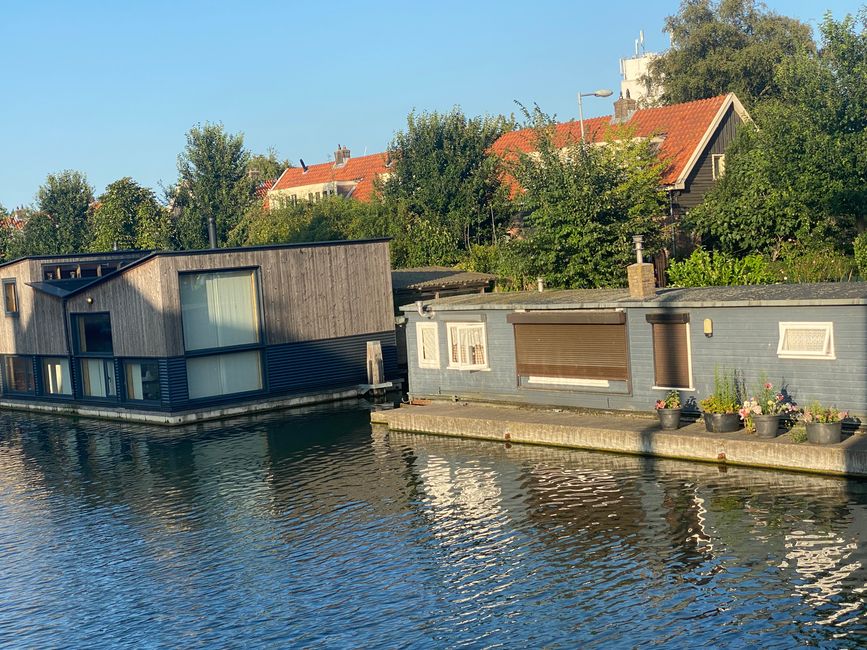 Gegenüber wohnen die Menschen in den Hausbooten