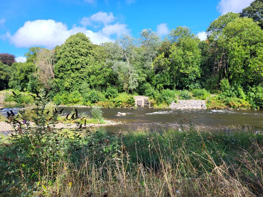  museum, which showcases the role of Welsh soldiers in the British Army's overseas deployments from Waterloo to the present.<p><br /></p><figure><img src='https://img1.vakantio.de/uploads/f7e0f501602663ed83b889f9d84c9369_large.jpg' alt='Exhibition 'Firing Line'' /><figcaption>Exhibition 'Firing Line'</figcaption></figure><br />We found it rather strange that even the wars of the colonial era were commented on uncritically, and the British troops were more seen as liberators.<p><br /></p><figure><img src='https://img1.vakantio.de/uploads/79d4b51accb68fa54ecb7f28225bb179_large.jpg' alt='Cardiff Castle' /><figcaption>Cardiff Castle</figcaption></figure><br />We also found the opportunity in the museum to shoot with a toy tank or at a virtual shooting range rather unsettling.<br /><figure><img src='https://img1.vakantio.de/uploads/cb4b9a0ae2695fbc5c6992ff5093ba09_large.jpg' alt='Keep ' /><figcaption>Keep </figcaption></figure><p><br /></p><p>We walked across the large courtyard of the castle to the Norman keep, one of the few remaining older parts of the castle.</p><p><br /></p><figure><img src='https://img1.vakantio.de/uploads/4567616b943ec8b5fba10aadfa024b41_large.jpg' alt='View from the Keep' /><figcaption>View from the Keep</figcaption></figure><br />Not much remains of the earlier rooms inside, but stairs lead to an observation platform, from which you can look over the castle grounds.<p><br /></p><figure><img src='https://img1.vakantio.de/uploads/765821b1faa48cb7c4eb406db05d84ac_large.jpg' alt='Keep' /><figcaption>Keep</figcaption></figure><p><br /></p>Finally, we went to the newer part of the castle from the 19th century, which was constructed and renovated by the third Marquis of Bute.<p><br /></p><figure><img src='https://img1.vakantio.de/uploads/81a748e2ebbf8c0fe970ace81268716f_large.jpg' alt='Cardiff Castle Library ' /><figcaption>Cardiff Castle Library </figcaption></figure><br />Thanks to the coal boosted around Cardiff, he was one of the richest men of his time and used his money to turn the half-decayed Norman castle into an eccentric residence according to his taste.<p><br /></p><figure><img src='https://img1.vakantio.de/uploads/6f090dab1f93485e7ec7d196a6a9f202_large.jpg' alt='Cardiff Castle: Small Dining Room' /><figcaption>Cardiff Castle: Small Dining Room</figcaption></figure><br />In doing so, he mixed styles from different eras, creating his personal dream castle.<p><br /></p><figure><img src='https://img1.vakantio.de/uploads/912c053ed7656a7021fe9b2f0fd11565_large.jpg' alt='Cardiff Castle ' /><figcaption>Cardiff Castle </figcaption></figure><br />The interior decor of the rooms is still impressive today.<p><br /></p><figure><img src='https://img1.vakantio.de/uploads/ab39649e02c3c30df23d30d690e7802d_large.jpg' alt='Cardiff Castle: Banqueting Hall' /><figcaption>Cardiff Castle: Banqueting Hall</figcaption></figure><p><br /></p>You walk from medieval knight halls into more oriental style rooms.<p><br /></p><figure><img src='https://img1.vakantio.de/uploads/1254bead0b6c67f57d07b1094f76323b_large.jpg' alt='Cardiff Castle: Arab Room' /><figcaption>Cardiff Castle: Arab Room</figcaption></figure><br />Afterwards, we walked through the city center and explored more of the many arcades connecting the pedestrian zones.<p><br /></p><figure><img src='https://img1.vakantio.de/uploads/dcdcc2741817bf4151b4ca06db02c8dd_large.jpg' alt='Arcade' /><figcaption>Arcade</figcaption></figure><br />Then we followed a recommendation we received in the morning and made our way to the 