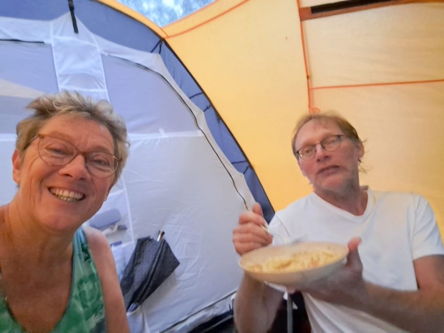 56 das Gewitter ist heftig: wir essen im Zelt 