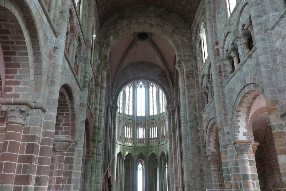 Die Abtei besteht aus einem romanischen Langhaus, spätgotischen Chor mit Arkaden und einem Triforium, sowie Obergaden.