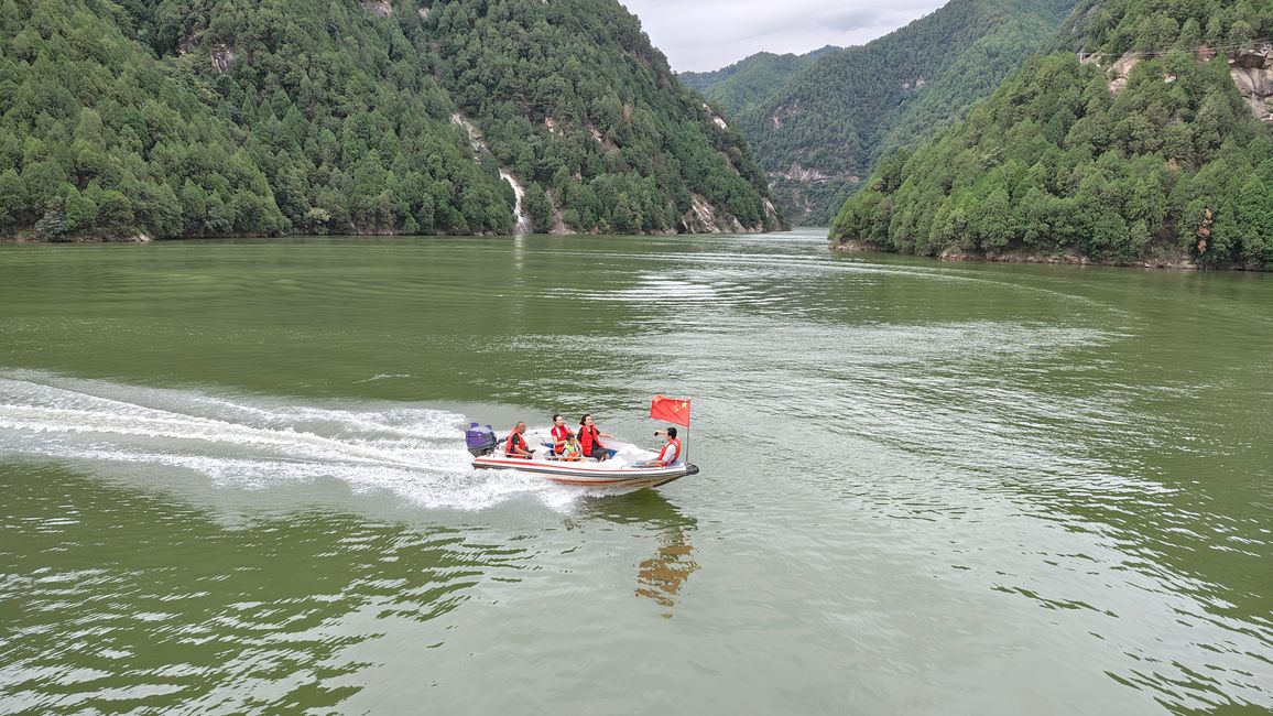 Lago artificiale nella valle di Jiang Ziya