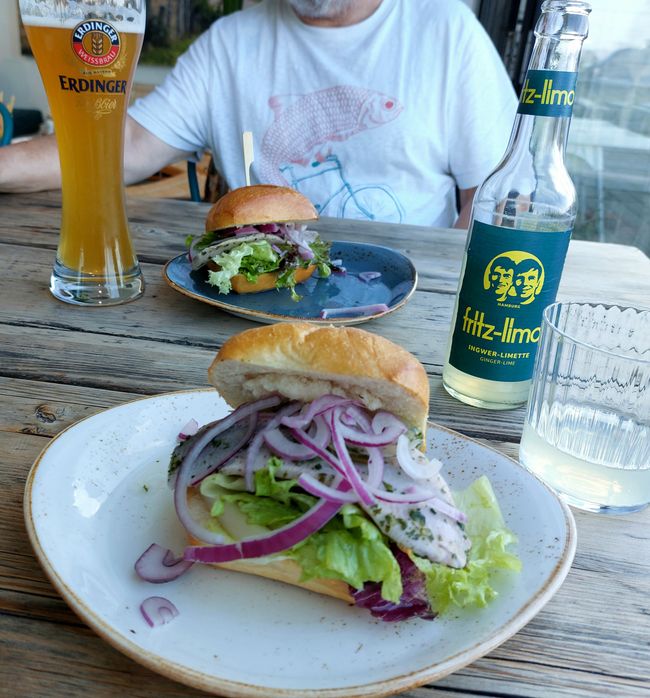 Matjesbrötchen gehören zum Urlaub am Meer für uns dazu. 