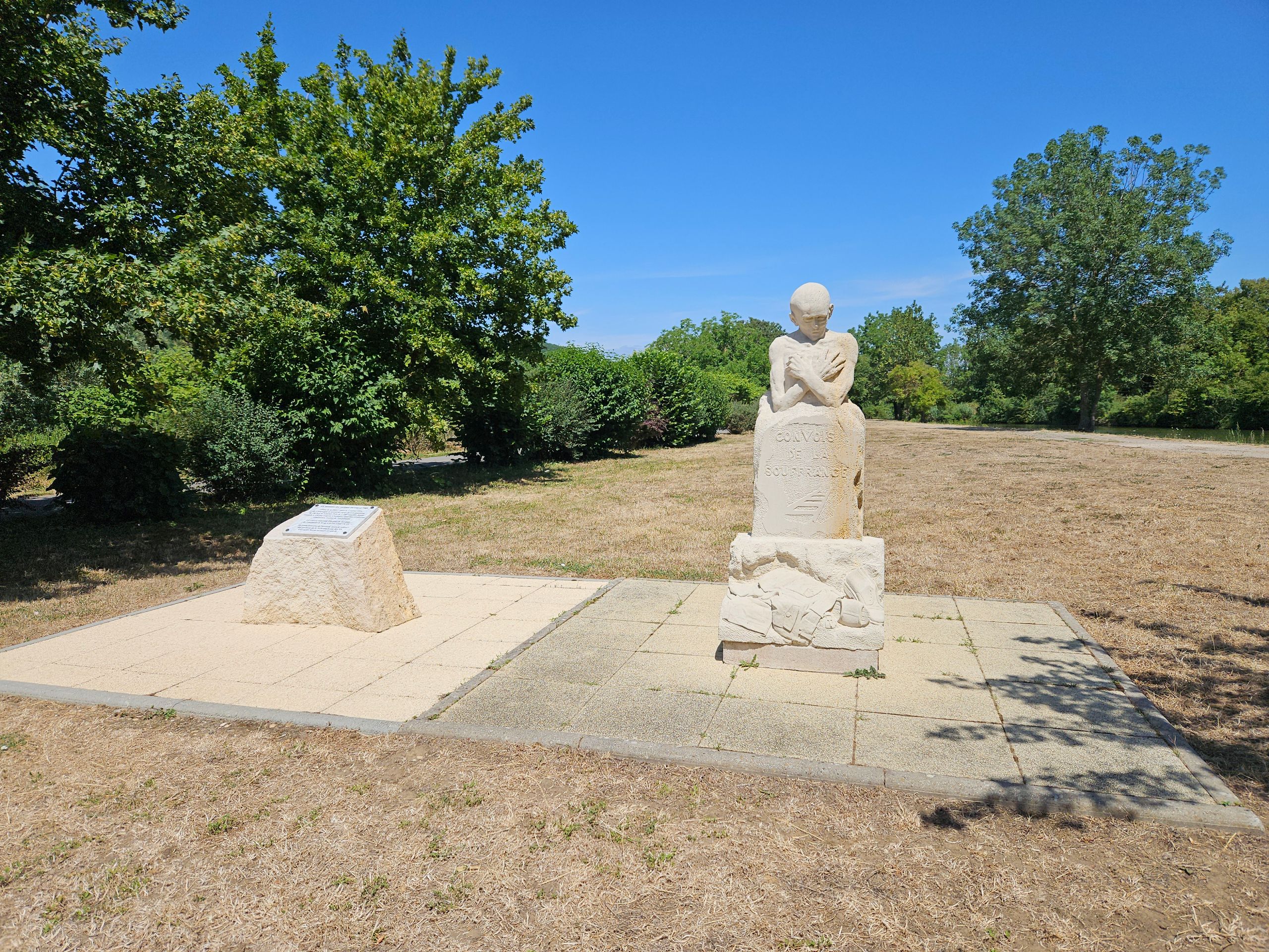 Pierre commémorative des déportations par les nazis pendant la Seconde Guerre mondiale à Novéant-sur-Moselle