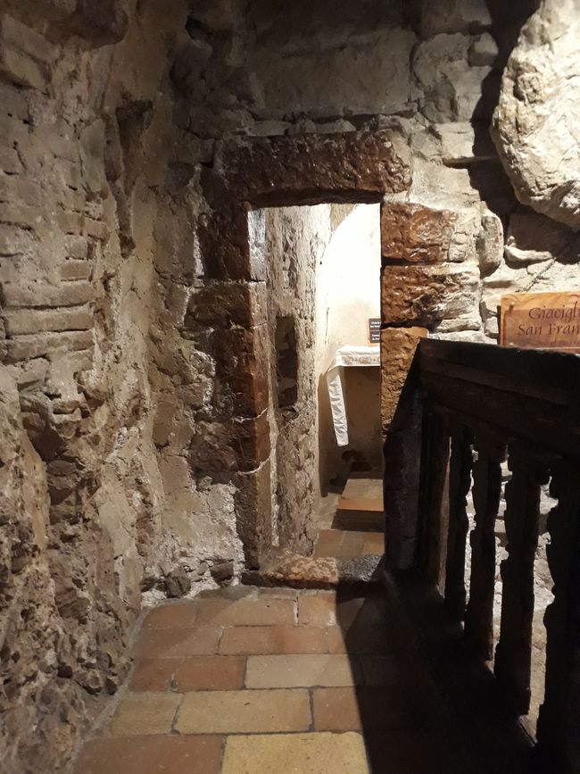 A passage through which I can only squeeze through with difficulty, on the right is the bed where the saint slept.