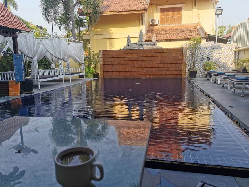 ... aber erstmal wurden beim späten Morgenkaffee am Pool noch einige Pläne zum Tourverlauf geschmiedet 