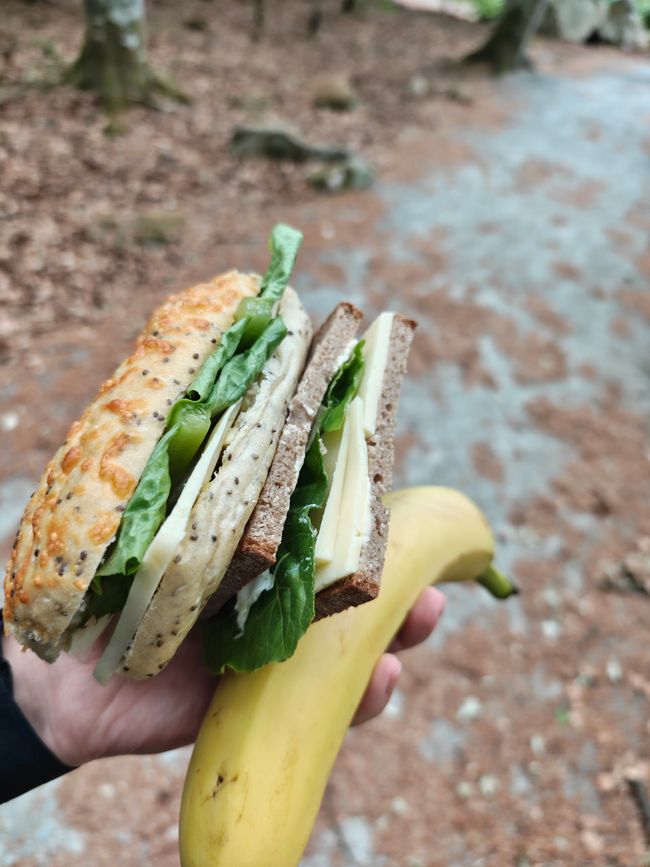 Stärkung während der Wanderung ist essentiell 