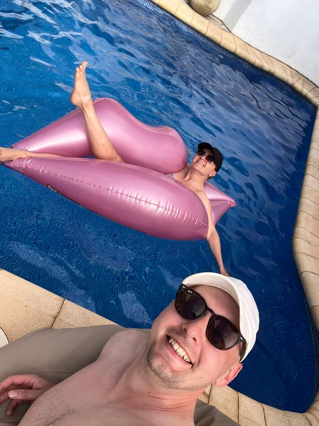 pool kisses