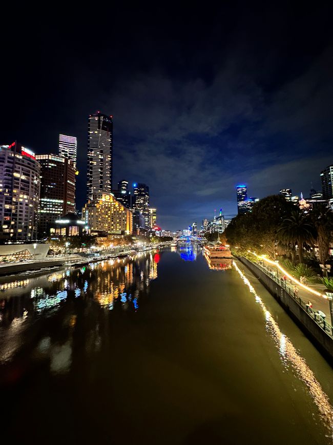 Melbourne entdecken: Skydeck, Streetart — Flussspaziergang