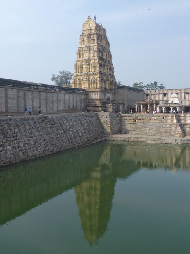 Der kleine Turm mit Teich
