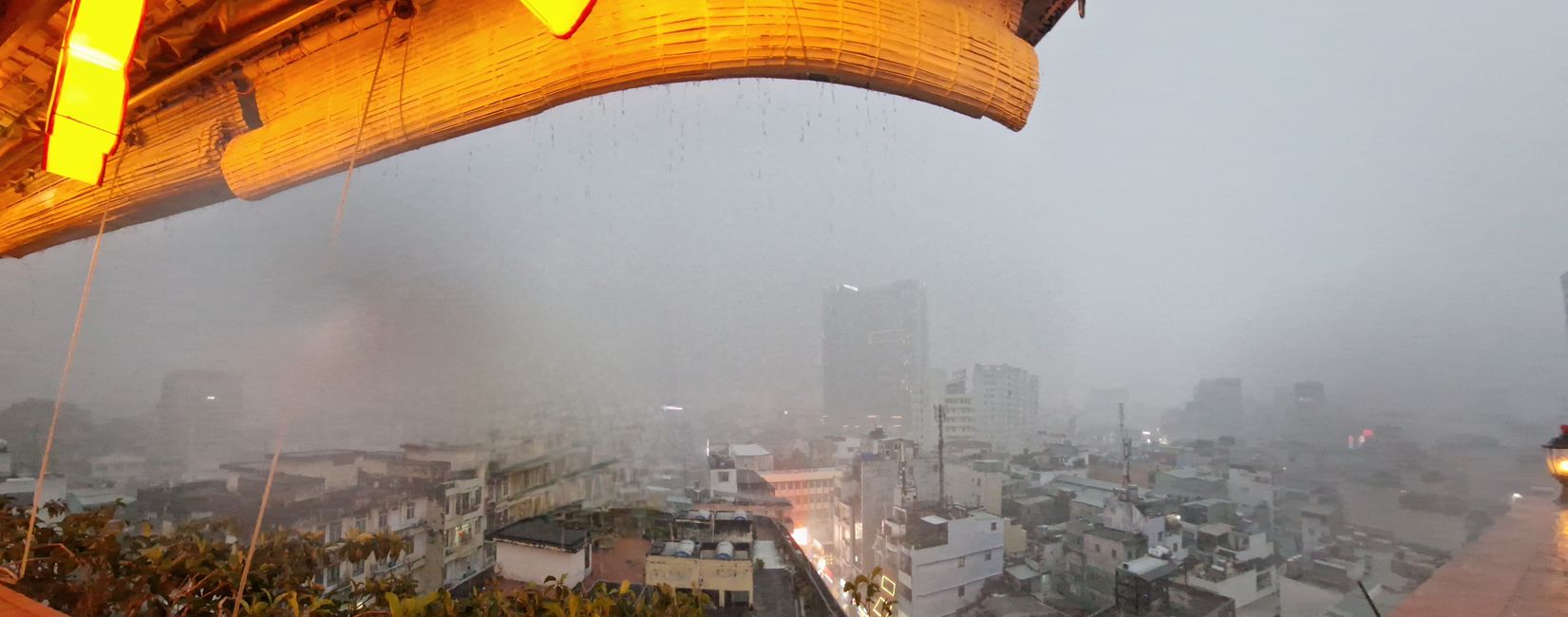 die Stadt versinkt im Regengrau,