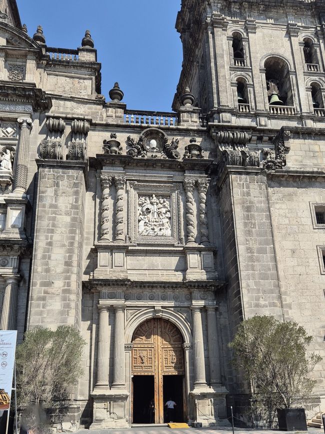 Puerta principal de la catedral