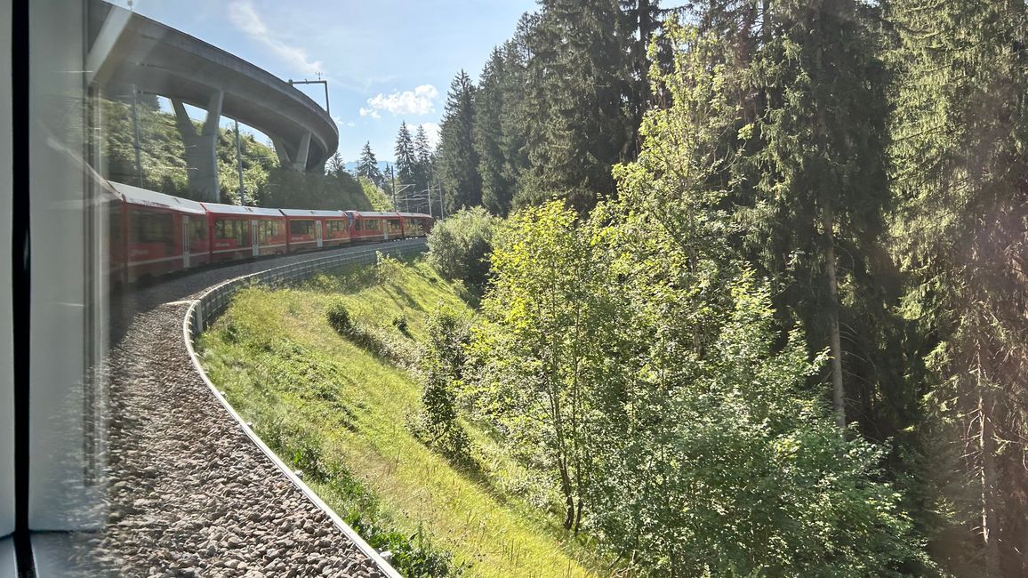 Die RhB eingequetscht zwischen Strasse und und Landwasser-Schlucht.