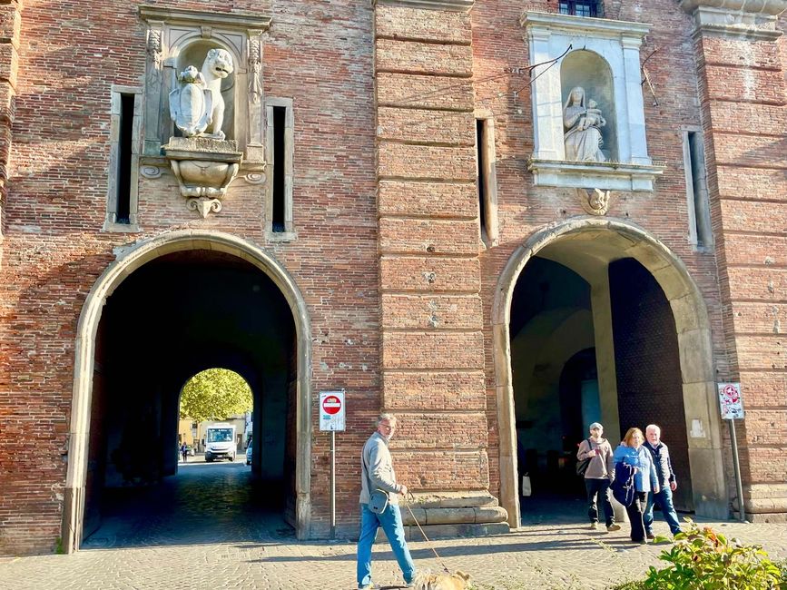 L'une des portes de la ville de Lucca, par laquelle même des bus se faufilent.