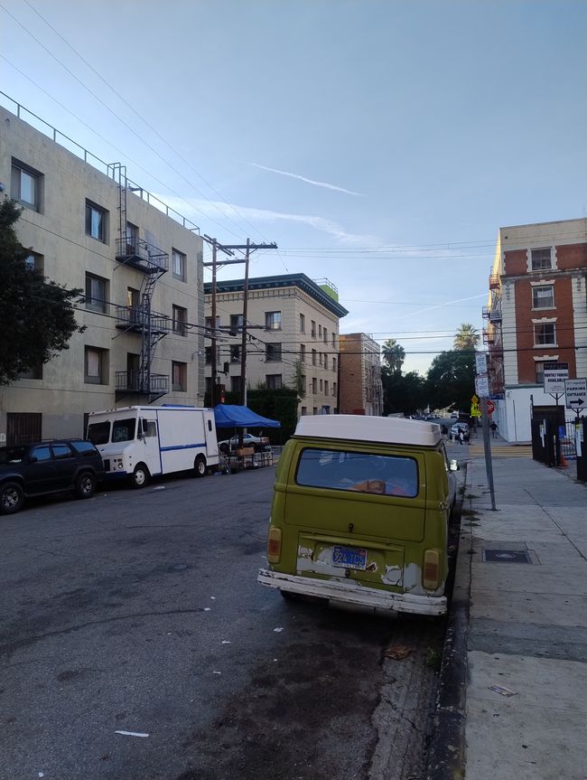 Campervan im Hintergrund ein food shelter