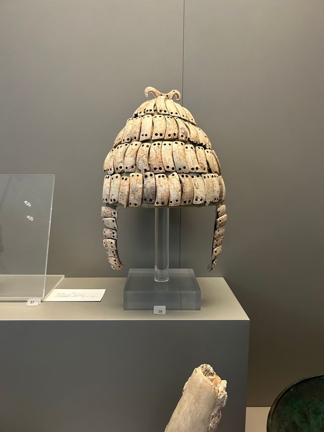 Ein Helm aus den Eckzähnen eines Schweins