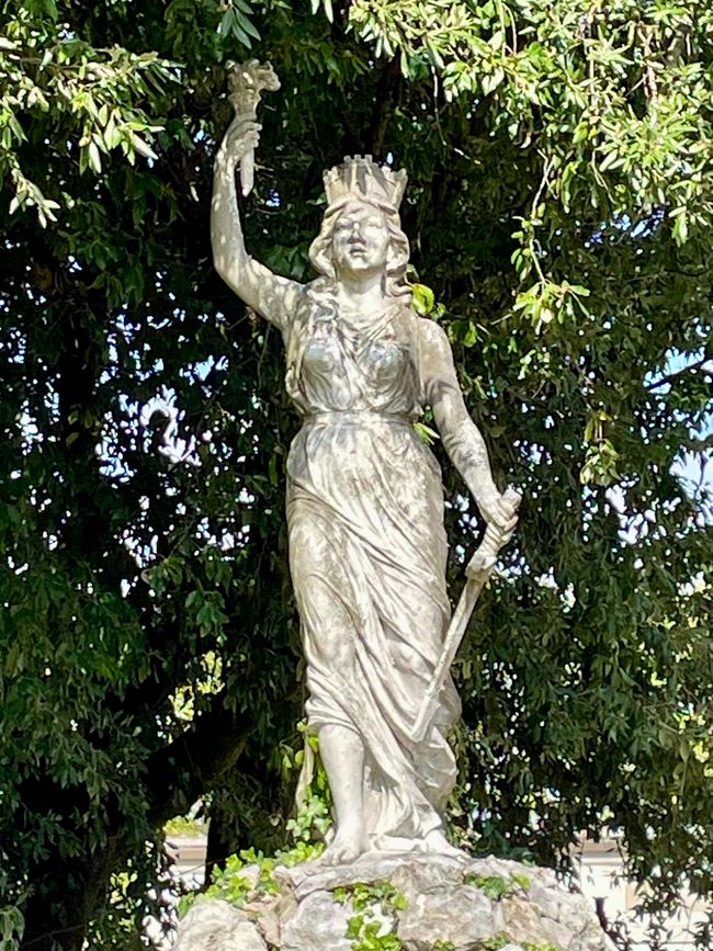 Diese Statue steht in einem Mahnmal vor dem Friedhof hier. Sie erinnert an ein Verbrechen der deutschen Soldaten gegen Ende des 2. Weltkrieges.