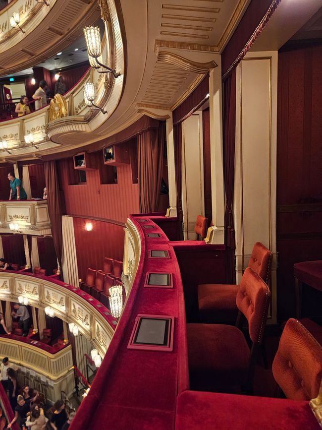 2025 - Julio - Viena - Hazel Brugger en la Ópera de Viena